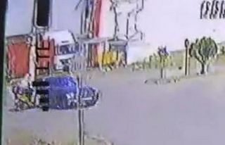 Otomobil ile motosikletin kazası kamerada: 1 yaralı