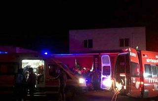 Otomobil işyerine çarptı: 5 yaralı