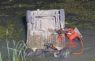 Otomobil kanala uçtu: 1 ölü