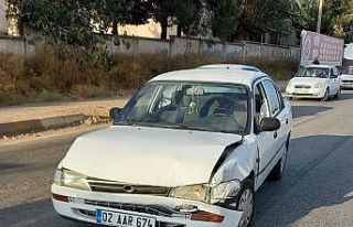 Otomobil polis aracına arkadan çarptı: 2 yaralı
