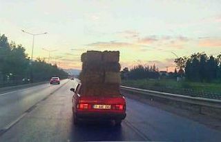 Otomobil üzerinde saman balyaları taşıdı