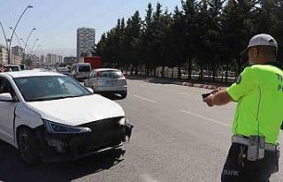 Otomobilin bariyerlere çarptığı kazada ortalık...