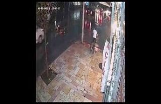 Otomobilin çarptığı 2 kadın yola savruldu