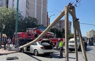 Otomobilin çarptığı direk, tramvay hattının...
