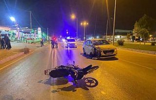 Otomobille çarpışan motosikletli genç ağır yaralandı