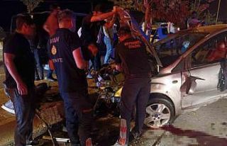 Otomobille kamyonet çarpıştı: 3 yaralı