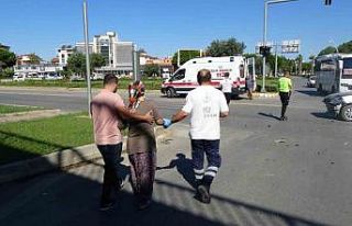 Otomobiller çarpıştı, sürücülerin eşleri yaralandı