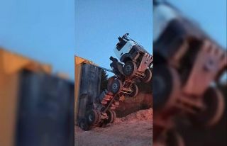 (ÖZEL) Damperli kamyon şaha kalktı, mahsur kalan...