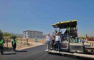 Pamukkale’de okul yollarına sıcak asfalt çalışması...