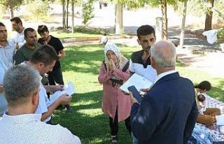 Parkta kalan 6 kişilik aileye Karaköprü Belediyesi...