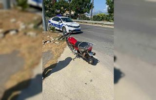 Plakasız motosiklet otomobile çarptı: 2 yaralı