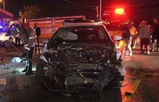 Polis aracı ile kamyonet kafa kafaya çarpıştı,...