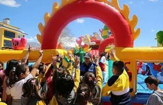 Polis ekiplerince kurulan balon parkta minik öğrenciler...