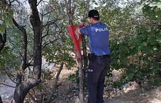Polis yangında Türk bayrağını alevlere teslim...