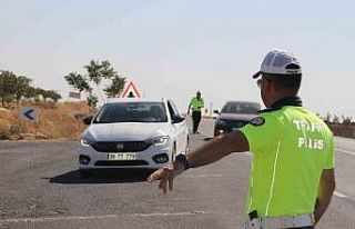 Polisler durdurdukları araçlardaki çocukları trafik...