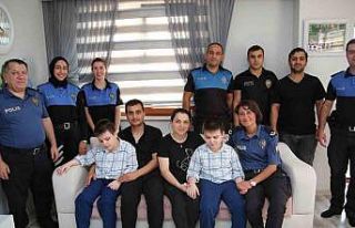 Polislerden engelli çocuklara anlamlı ziyaret