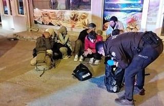 Polisten kaçan göçmen kaçakçıları, yol çalışmasının...