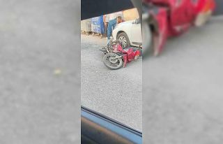 Polisten kaçan motosiklet sürücüsü park halindeki...