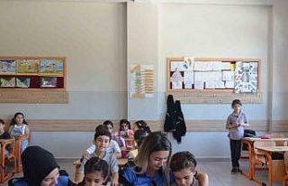 Polisten öğrencilere kitap desteği