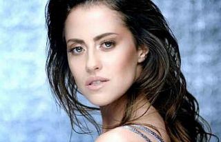 Pop müziğinin başarılı ismi Derya Uluğ İzmir...