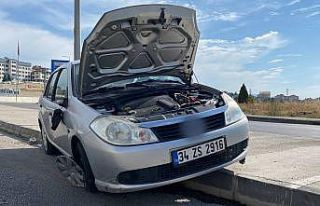 Refüje çarpan otomobildeki 2 kişi yaralandı