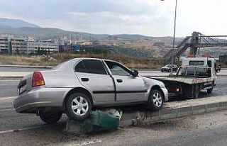 Refüje çıkan otomobildeki 2 kişi yaralandı