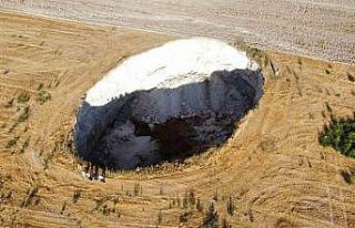 Rüyasında gördü, evinin yakınında obruk oluştu