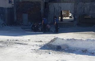 Rüzgarın devirdiği demir kapının altında kalan...