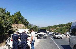 Sabıkalı virajda 6 aracın karıştığı zincirleme...