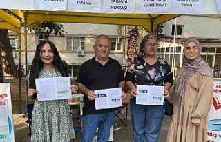 Sağlıkçılar festival alanında vatandaşları...