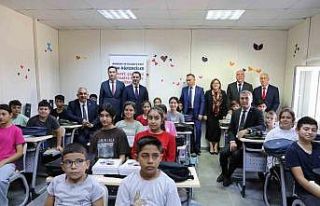 Şahin ve Vali Çeber, ilk ders gününde öğrencileri...