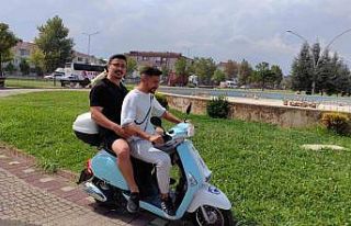 Şakir isimli papağan motosikletle şehir turu atıyor