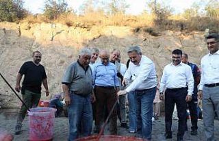 Salça Günlerinde Vatandaşlar Hem Salça Kaynatıyor,...