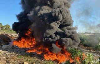 Sanayi atıkları alev alev yandı, gökyüzünü...