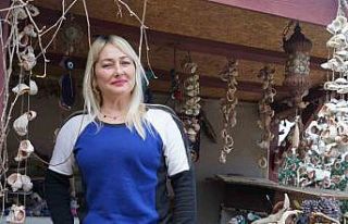 Selin sürüklediği ağaç kökleri ile taşları...