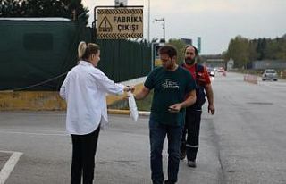 Servis bekleyen işçilere ikramlık