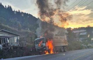 Seyir halindeki hafriyat kamyonu alev alev yandı