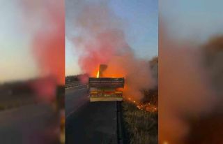 Seyir halindeki tır alev alev yandı