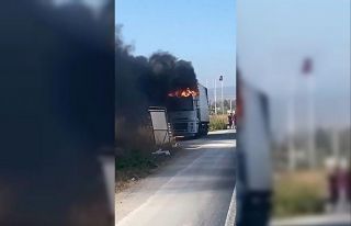 Seyir halindeki tır alevlere teslim oldu