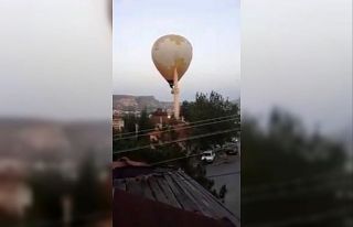 Sıcak hava balonu minarenin alemine çarptı, yürekler...