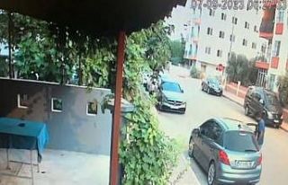 Sigara dumanı çıksın diye arabasının camını...