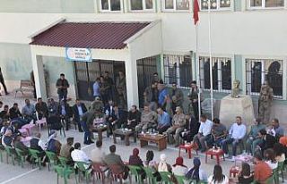 Siirt Valisi Kızılkaya, vatandaşın talebini dinlemeye...