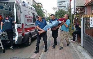 Sinir krizi geçirdi, kelepçelenerek ambulansa taşındı