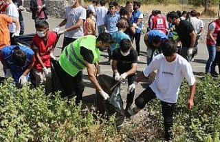 Şırnak’ta gönüllüler birleşip çevre temizliği...
