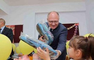 Sivas’ta minik öğrencilere çanta hediyesi