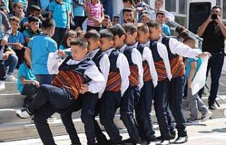 Sivas’ta öğrenciler davul, zurna ve halayla dersbaşı...