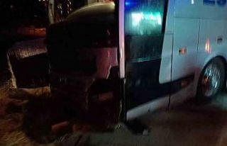 Sivas’ta yolcu otobüsü ile otomobil çarpıştı:...