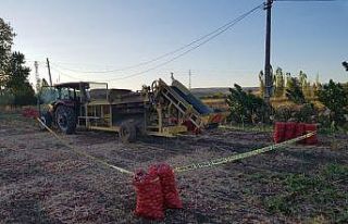 Soğan kesme makinesinin altında kalan çocuk hayatını...