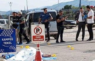 Sokak ortasında yaşanan silahlı saldırıda bir...