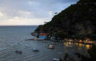 Söke’nin Karina Sahili’nde açıkta alkol satışı...